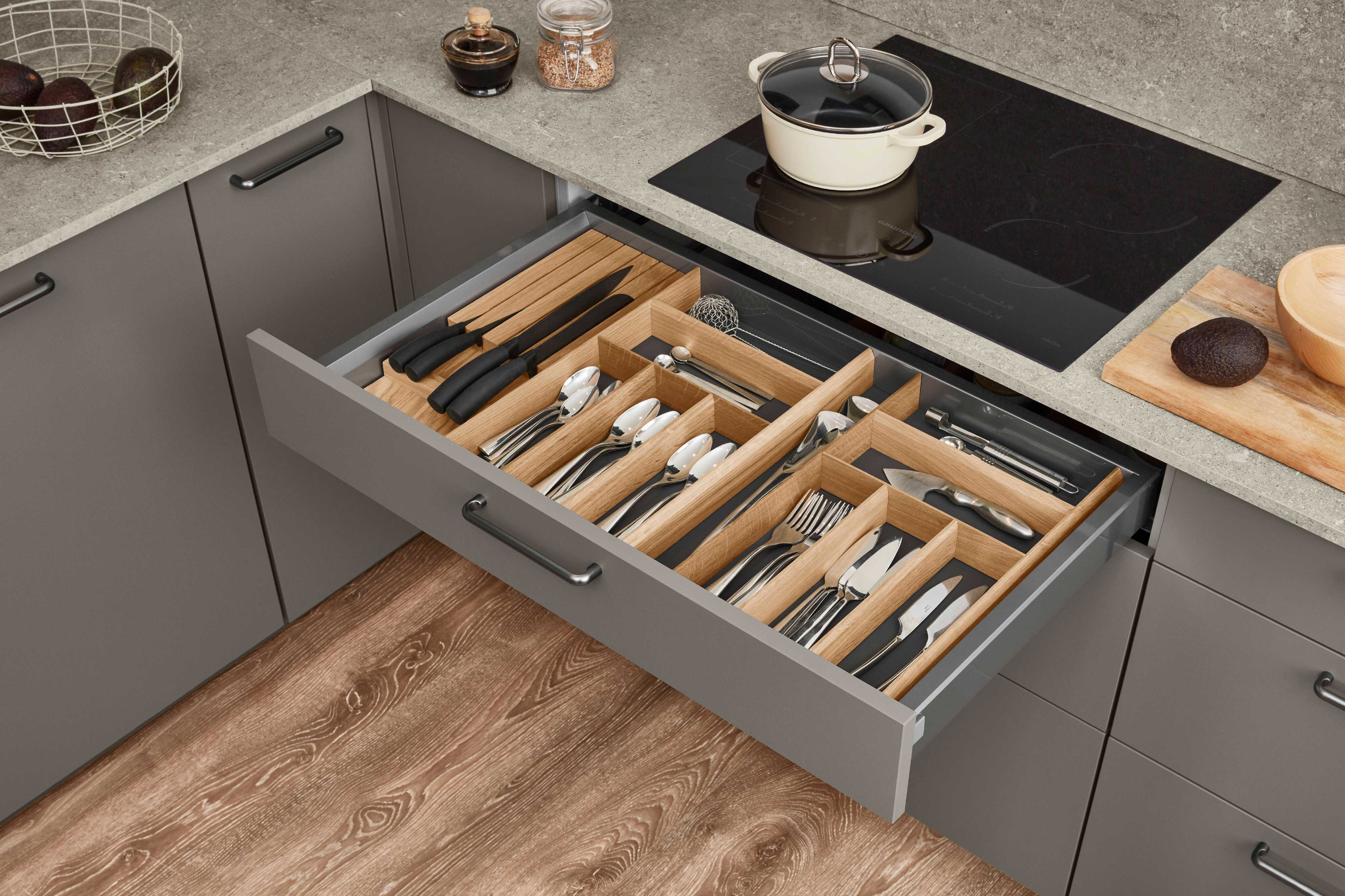 Küche mit Schublade voller Küchenutensilien Küche mit Schublade voller Küchenutensilien